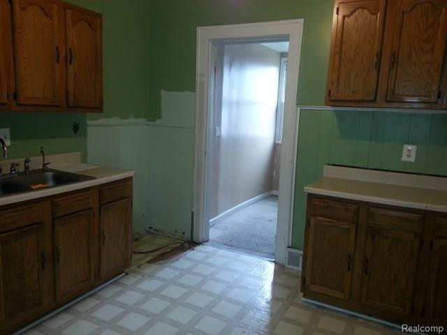135 Oak Street River Rouge, MI 48218 - Photo 10 of 12 KITCHEN (640x480) (2).jpg
