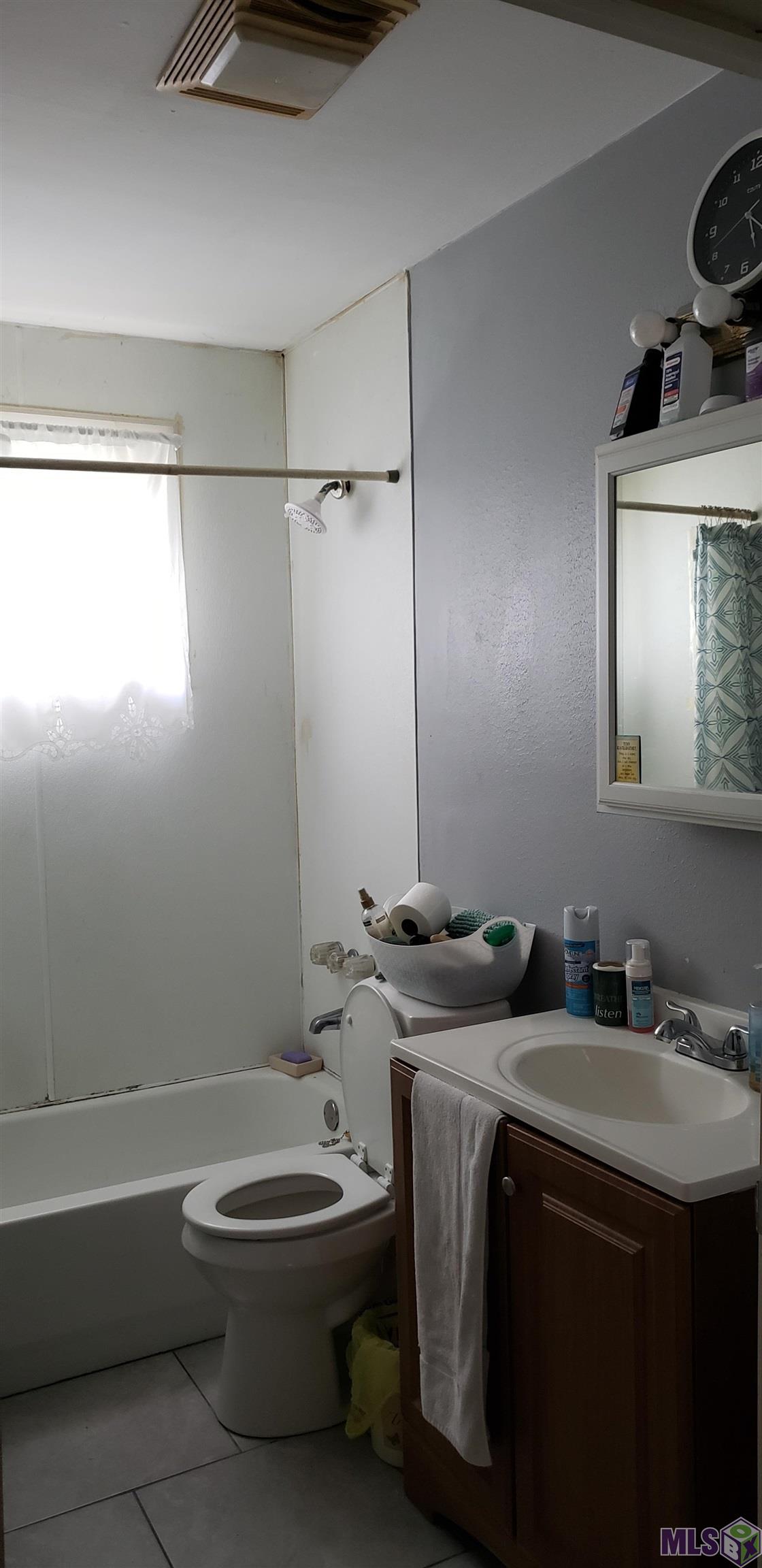 6032 Matthews Street Baton Rouge, LA 70812 - Photo 11 of 18 Hall Bathroom