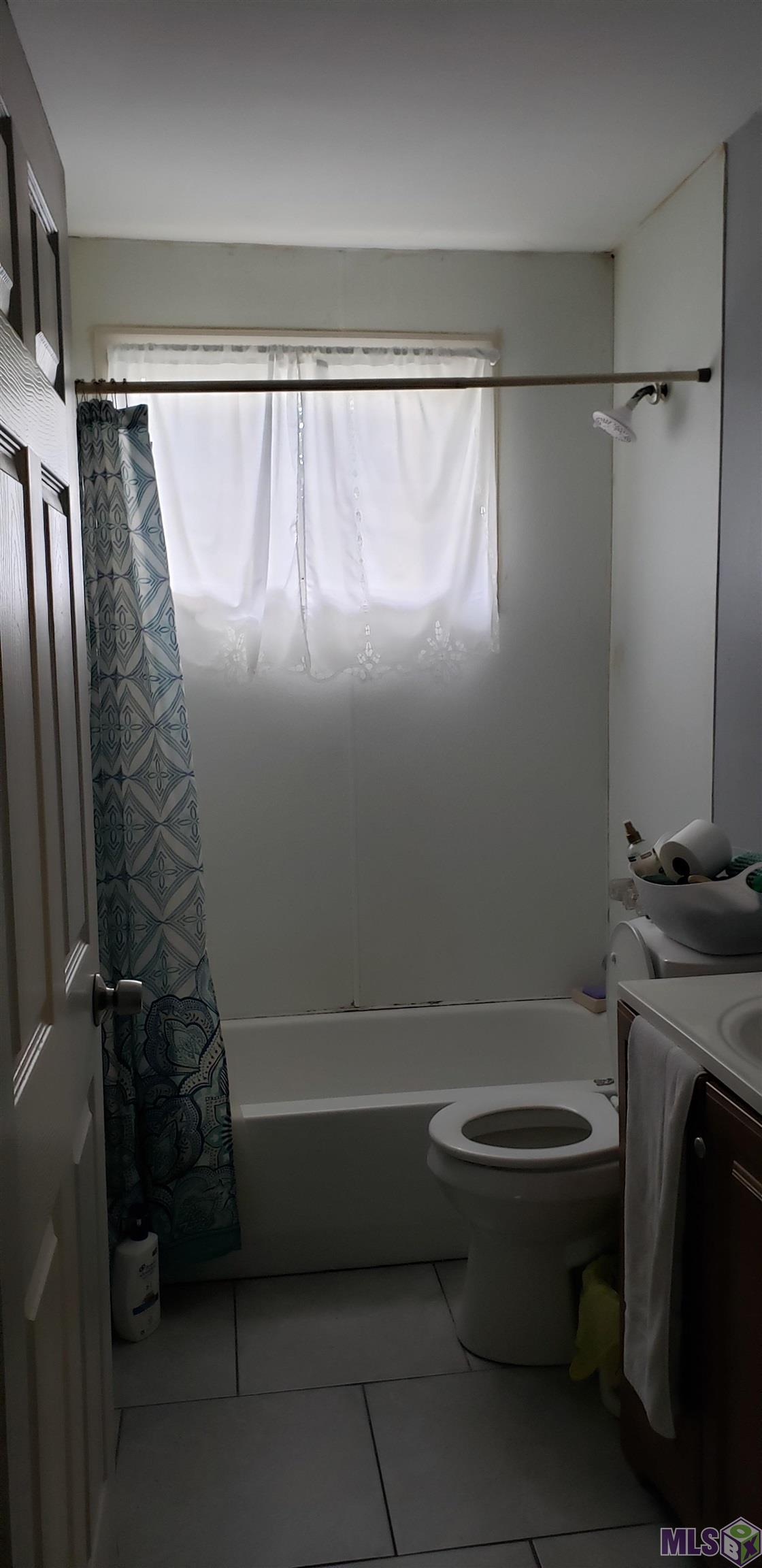 6032 Matthews Street Baton Rouge, LA 70812 - Photo 12 of 18 Hall Bathroom