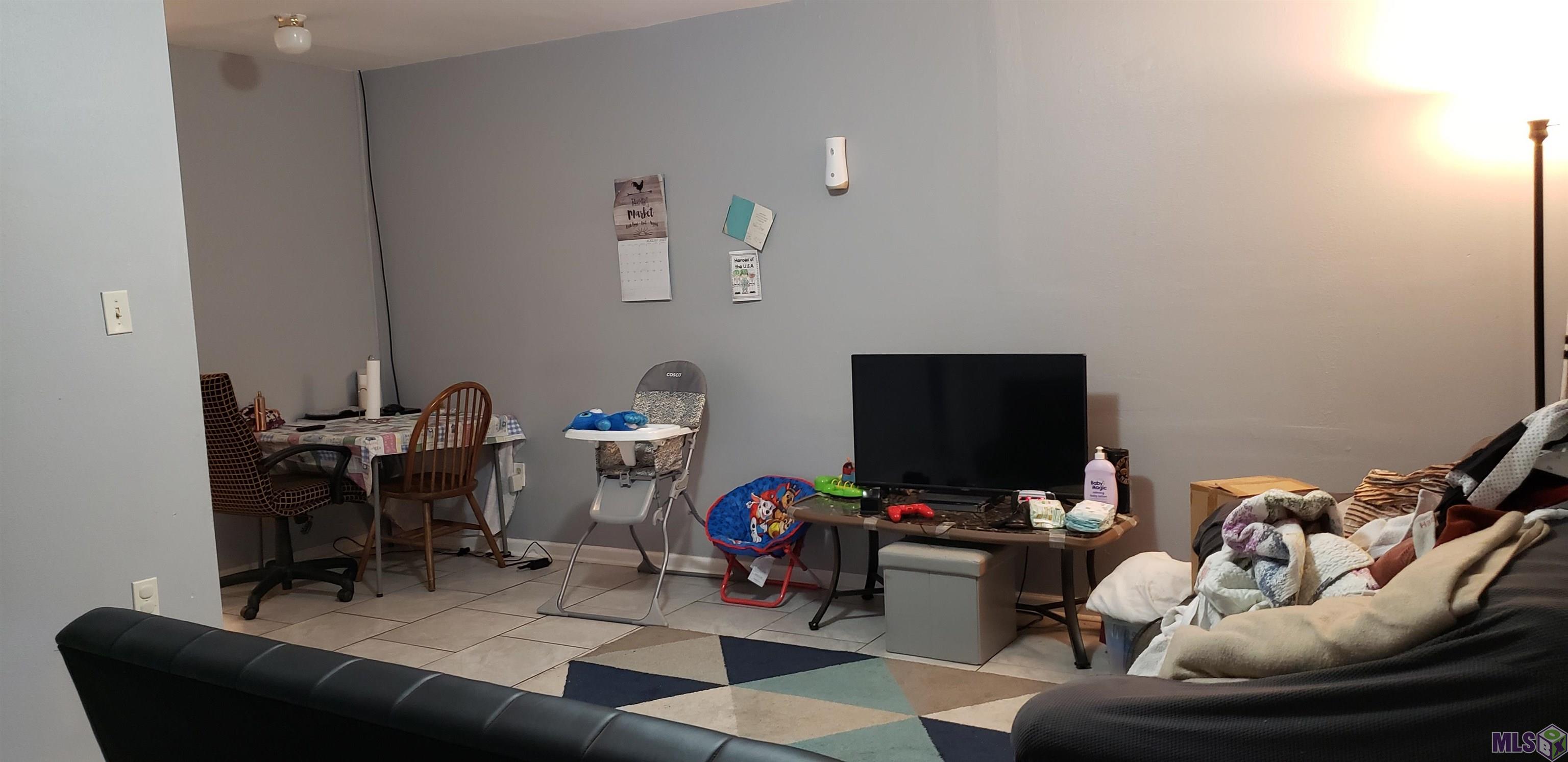 6032 Matthews Street Baton Rouge, LA 70812 - Photo 4 of 18 Living/Dining Area