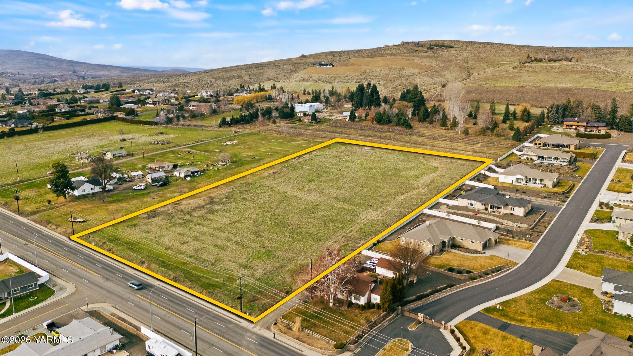 Nka Summitview Avenue Yakima, WA 98908 - Photo 1 of 12 a view of a tennis court