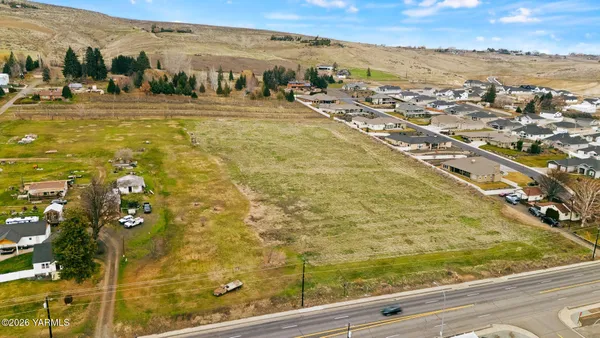 a view of residential houses with outdoor space