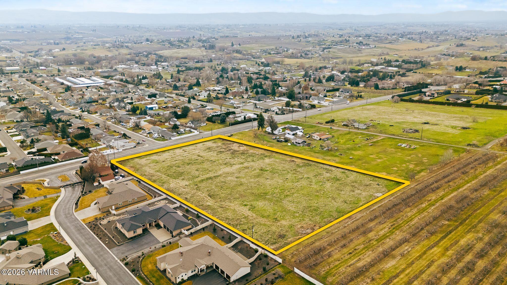 Nka Summitview Avenue Yakima, WA 98908 - Photo 6 of 12 an aerial view of residential houses with outdoor space