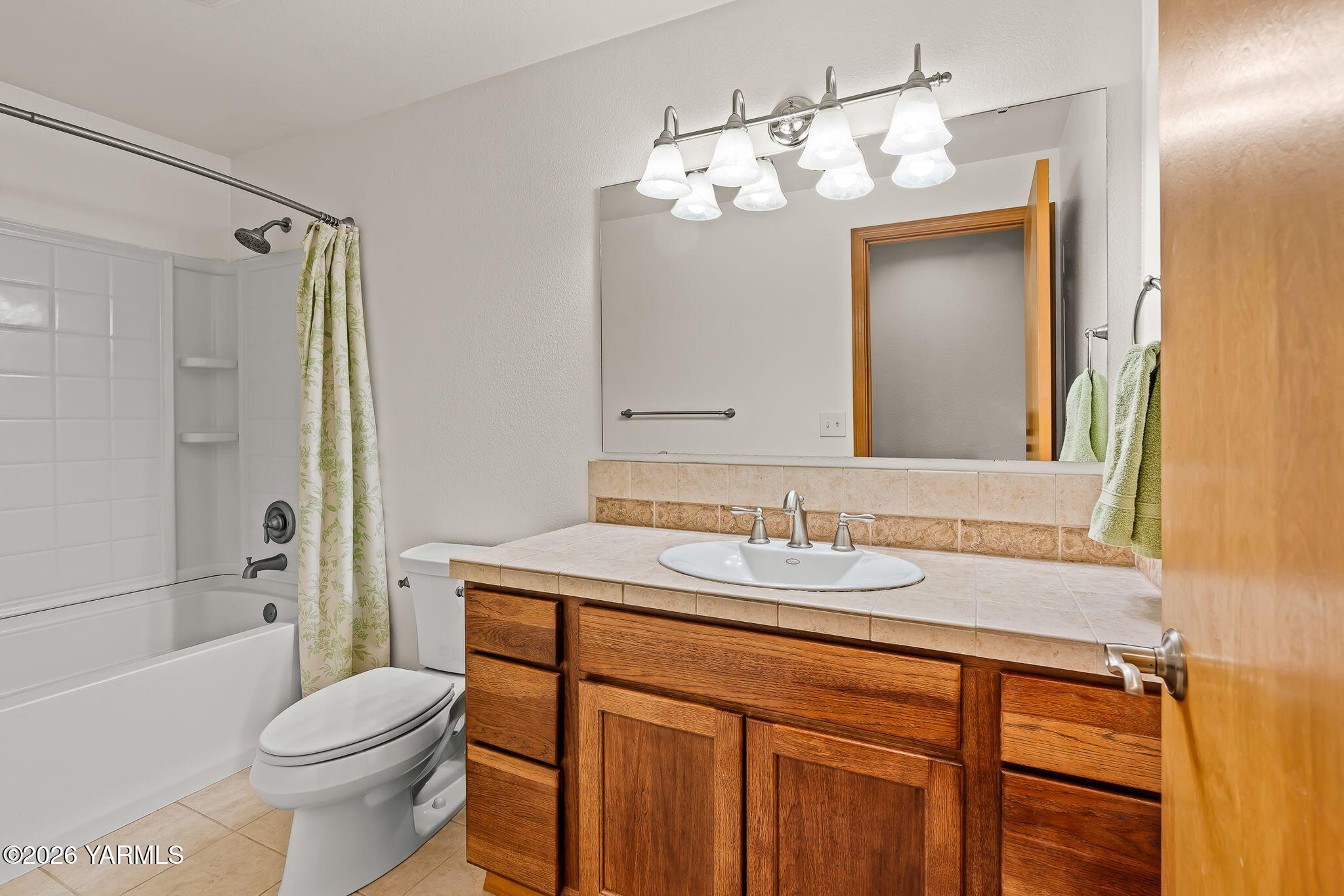 61 North Johnson Road Selah, WA 98942 - Photo 20 of 41 Bathroom 1