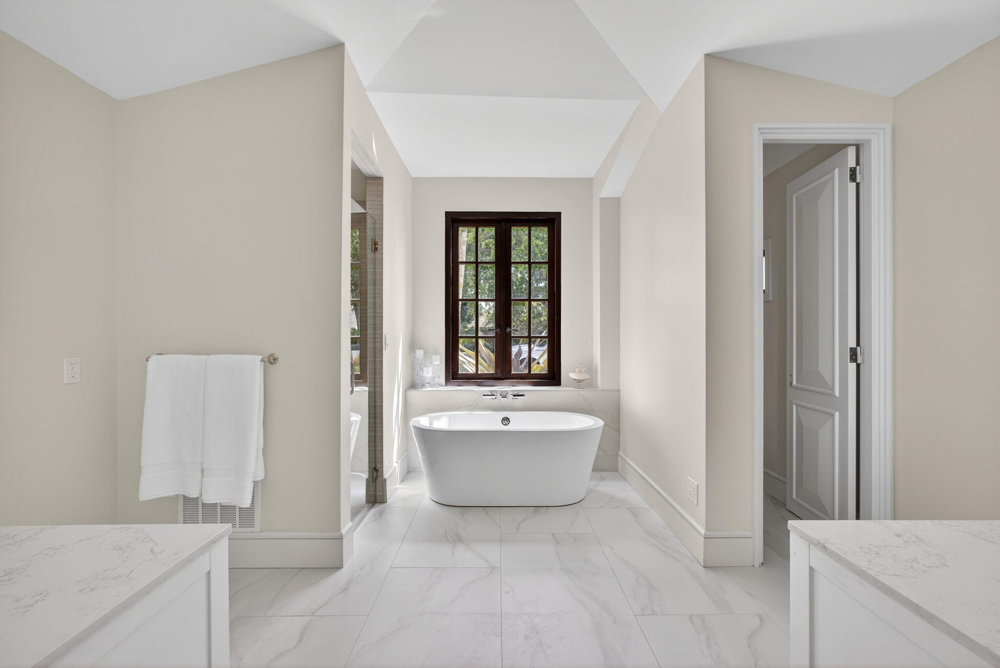 17 Carrick Road Palm Beach Gardens, FL 33418 - Photo 26 of 54 a spacious bathroom with a bathtub sink and mirror