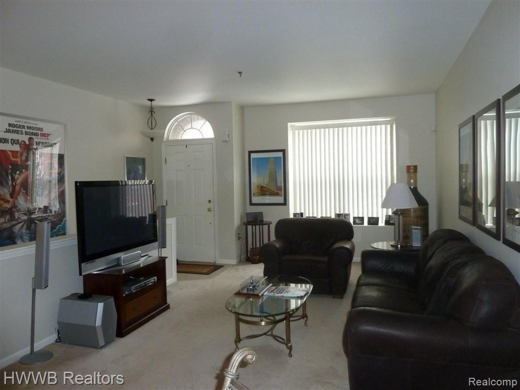 20141 Rodeo Court Southfield, MI 48075 - Photo 2 of 6 Living