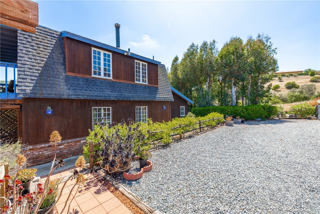 335 Rainbow Crest Road Fallbrook, CA 92028 - Photo 2 of 24 a front view of a house with a yard