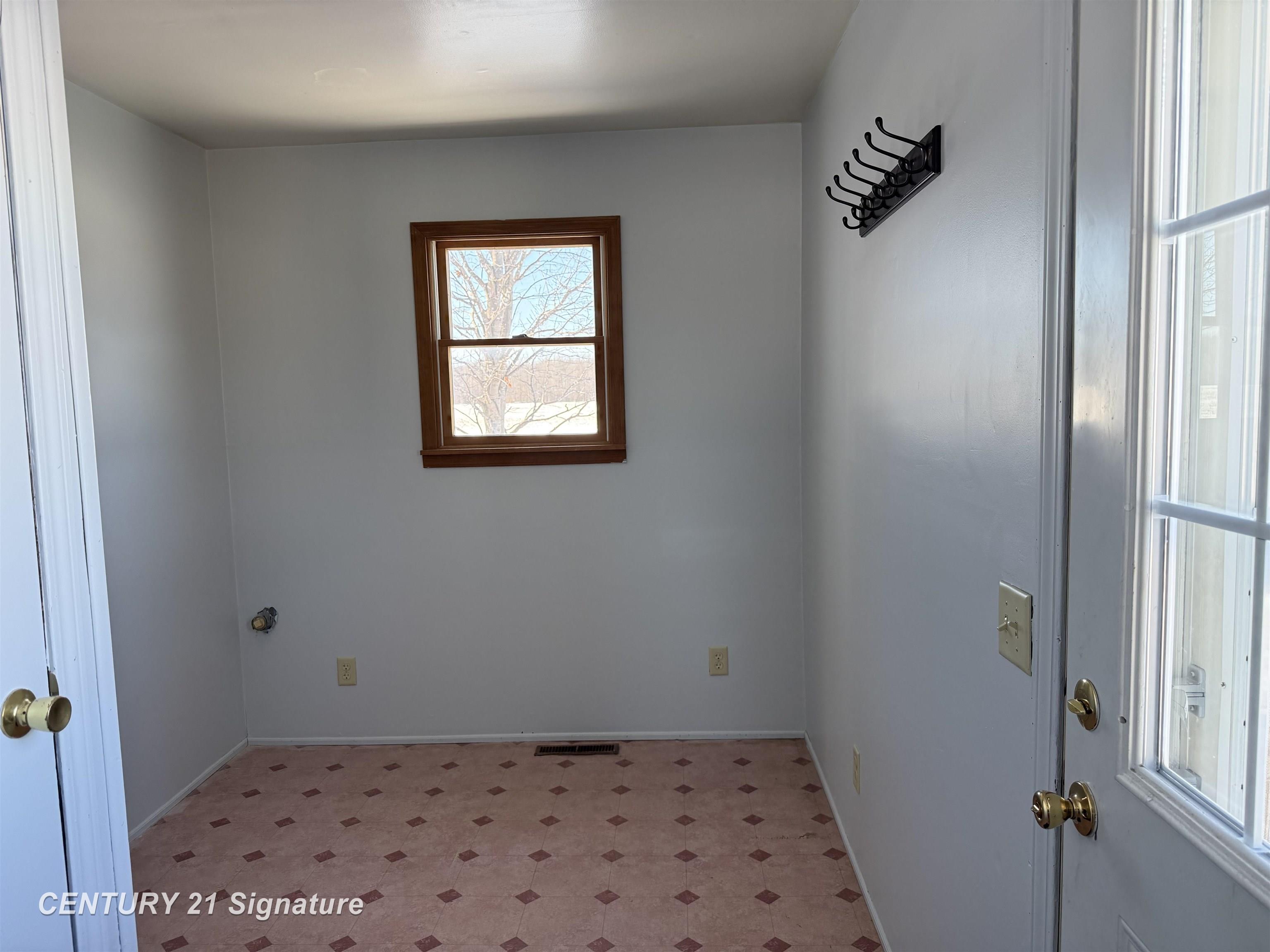 6867 7 Mile Road Freeland, MI 48623 - Photo 14 of 25 Mudroom/potential 1st flr