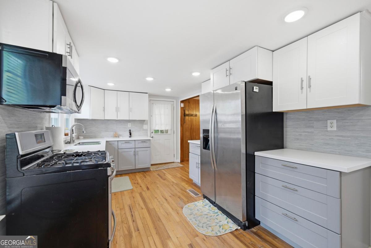 296 Kings Road Milledgeville, GA 31061 - Photo 16 of 36 a kitchen with stainless steel appliances a refrigerator a stove and a sink
