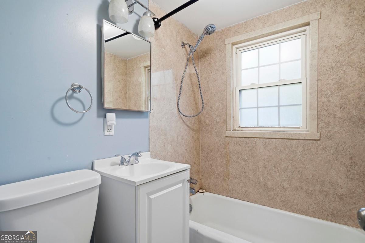 296 Kings Road Milledgeville, GA 31061 - Photo 28 of 36 a bathroom with a sink a toilet and a tub