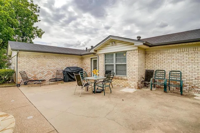 $222,900 | 408 Northwest Douglas Street, Burleson, TX 76028