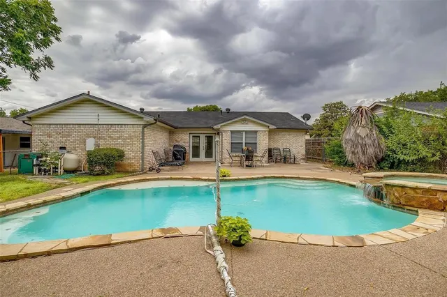 $222,900 | 408 Northwest Douglas Street, Burleson, TX 76028