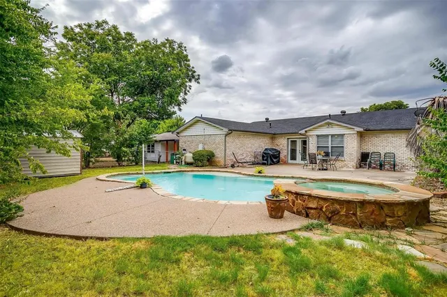 $222,900 | 408 Northwest Douglas Street, Burleson, TX 76028