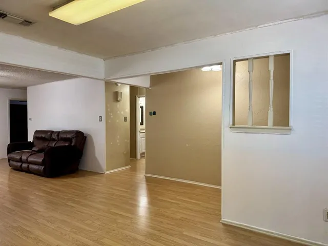 $222,900 | 408 Northwest Douglas Street, Burleson, TX 76028