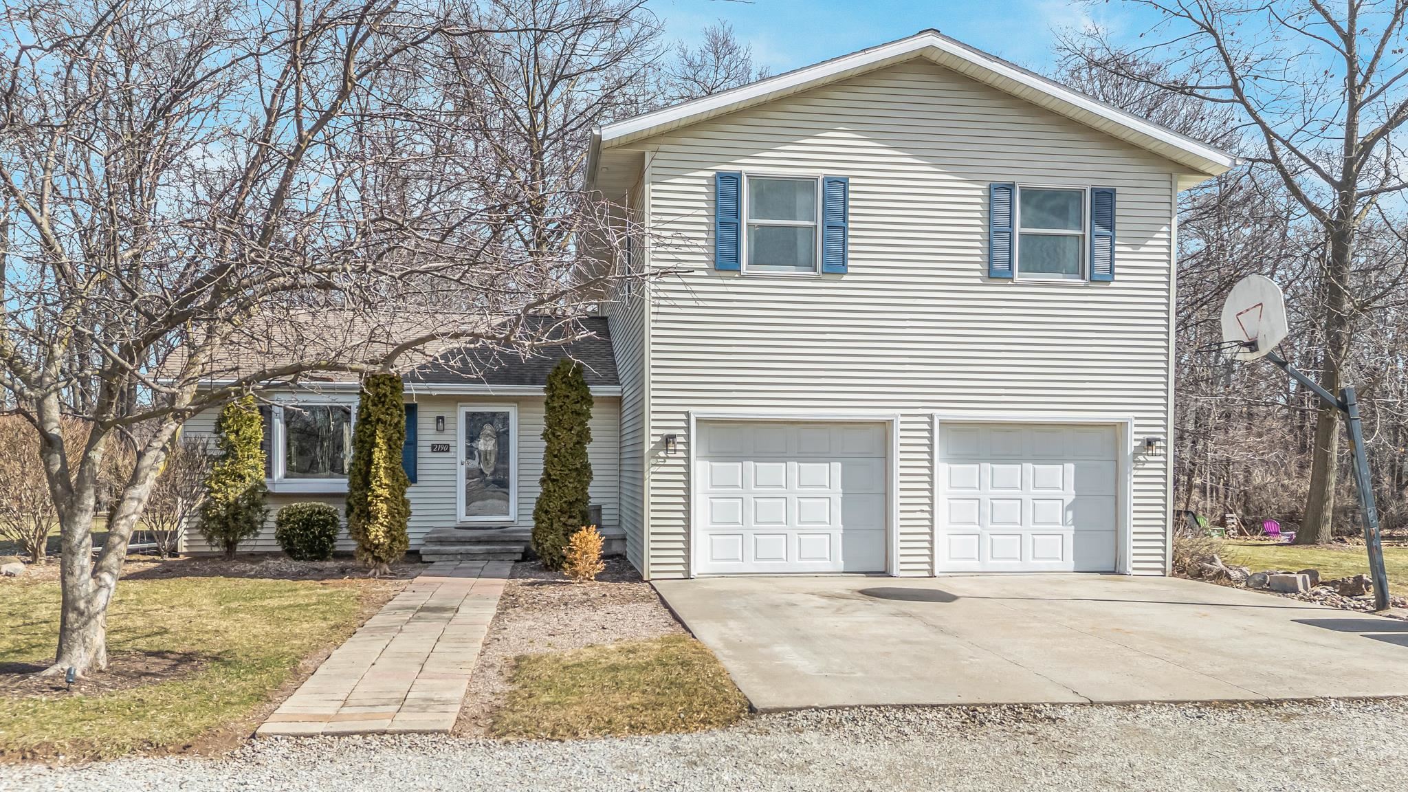 2190 Carleton Avenue Appleton, WI 54915 - Photo 1 of 69