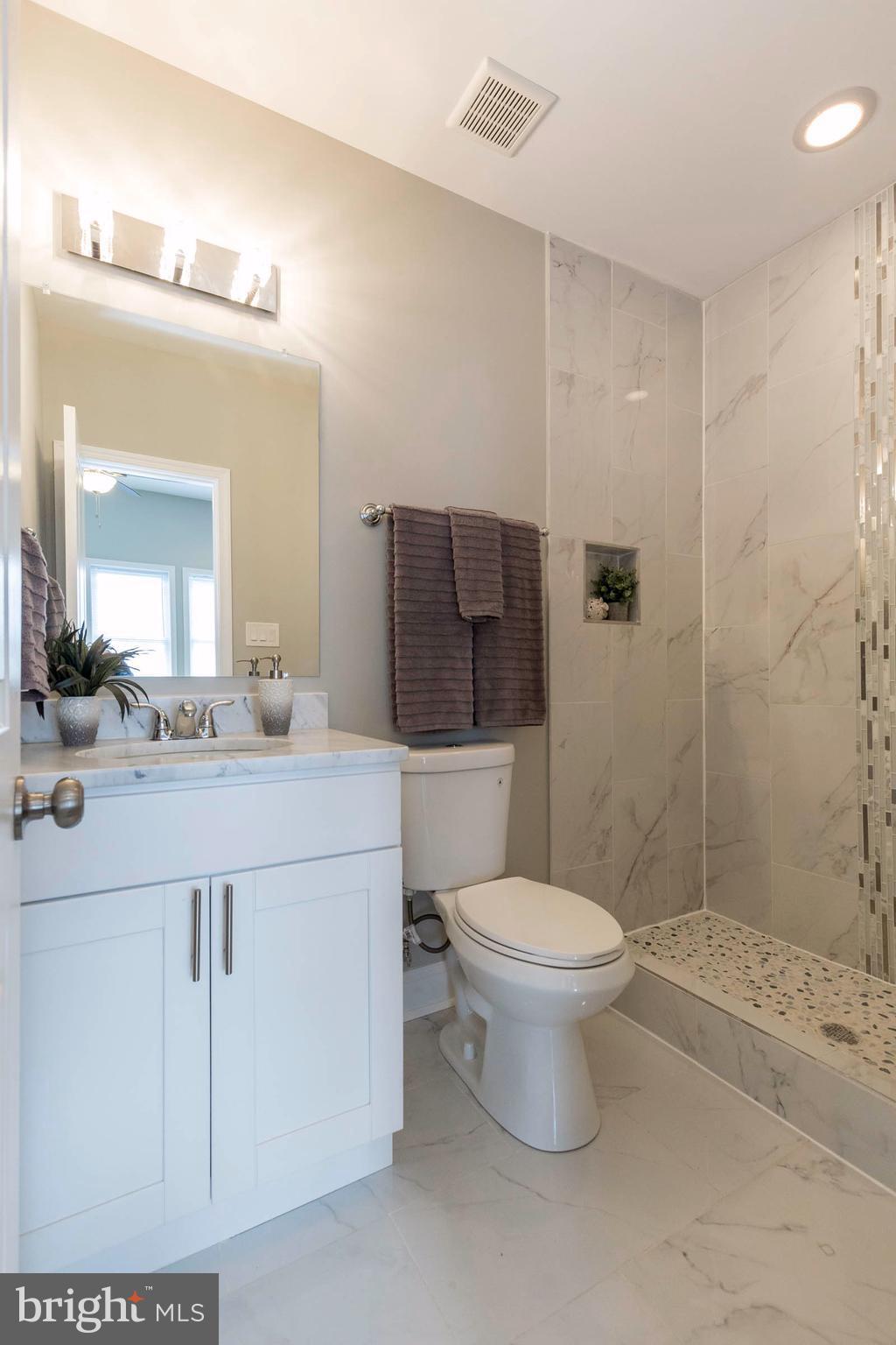 811 Decatur Street Northwest Washington, DC 20011 - Photo 17 of 29 Bath