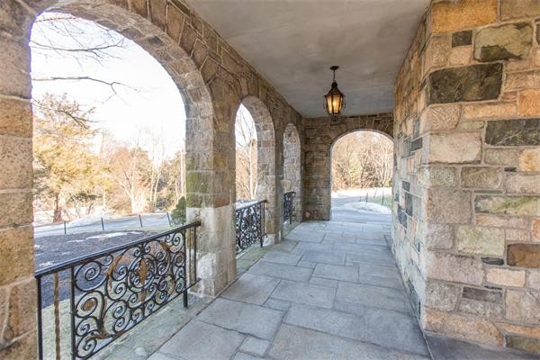 99 Westcliff Road Weston, MA 02493 - Photo 20 of 29 a view of a interior of the house