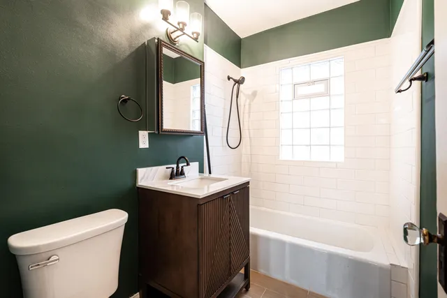 $1,995 | 168 East Rosedale Avenue, Milwaukee, WI 53207