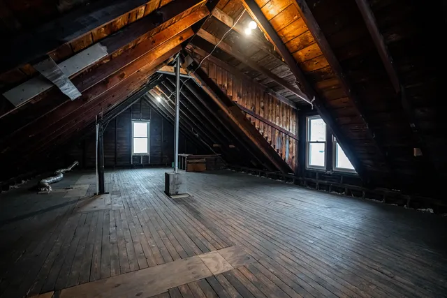 $1,995 | 168 East Rosedale Avenue, Milwaukee, WI 53207