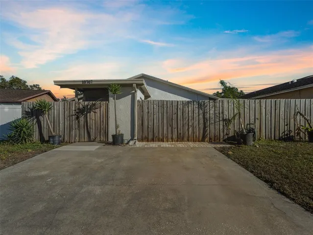 a view of a backyard with pathway