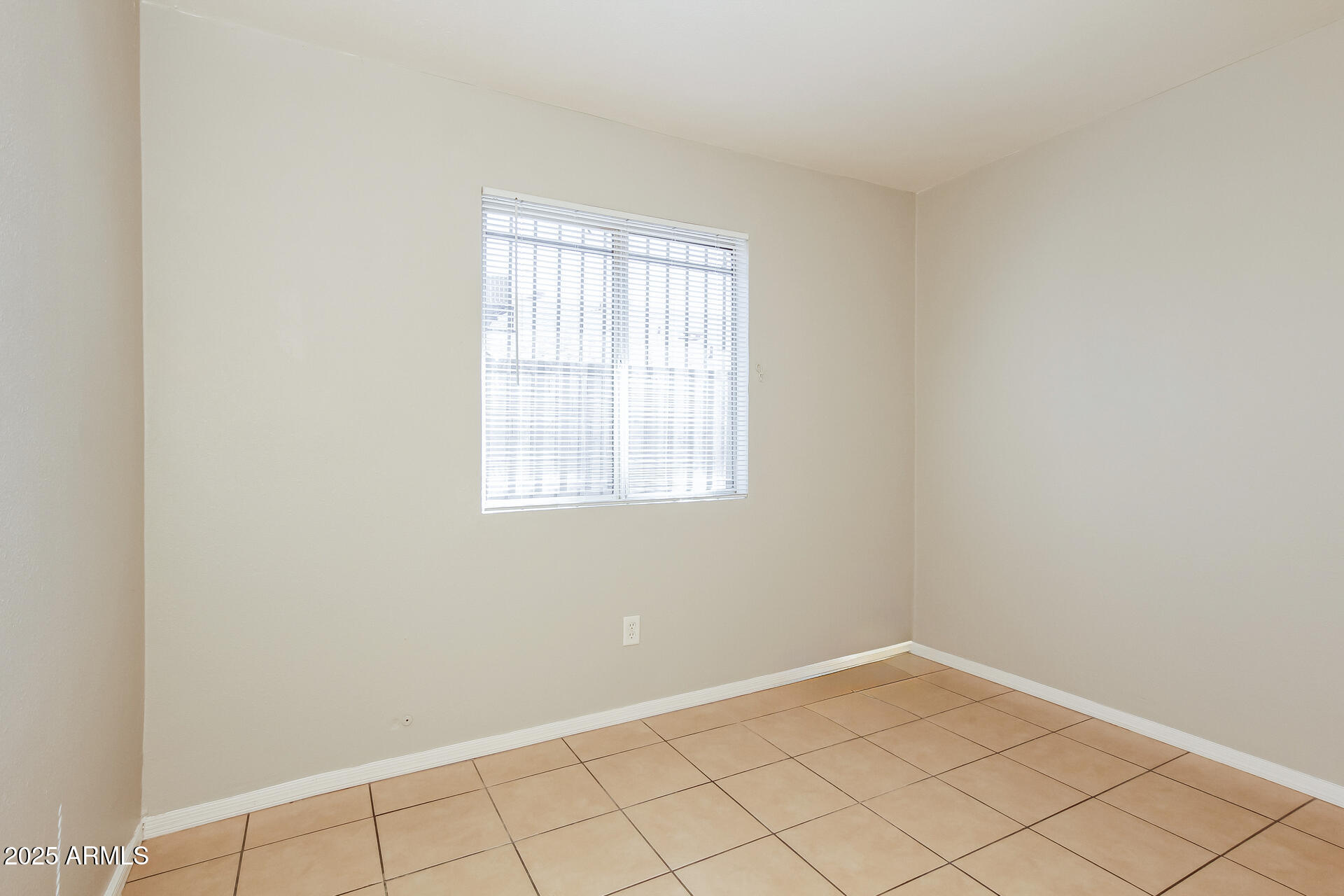 2747 East Chipman Road, Unit 1 Phoenix, AZ 85040 - Photo 14 of 16 15-photo-Bedroom-2238eb48-6e53-4109-89b9