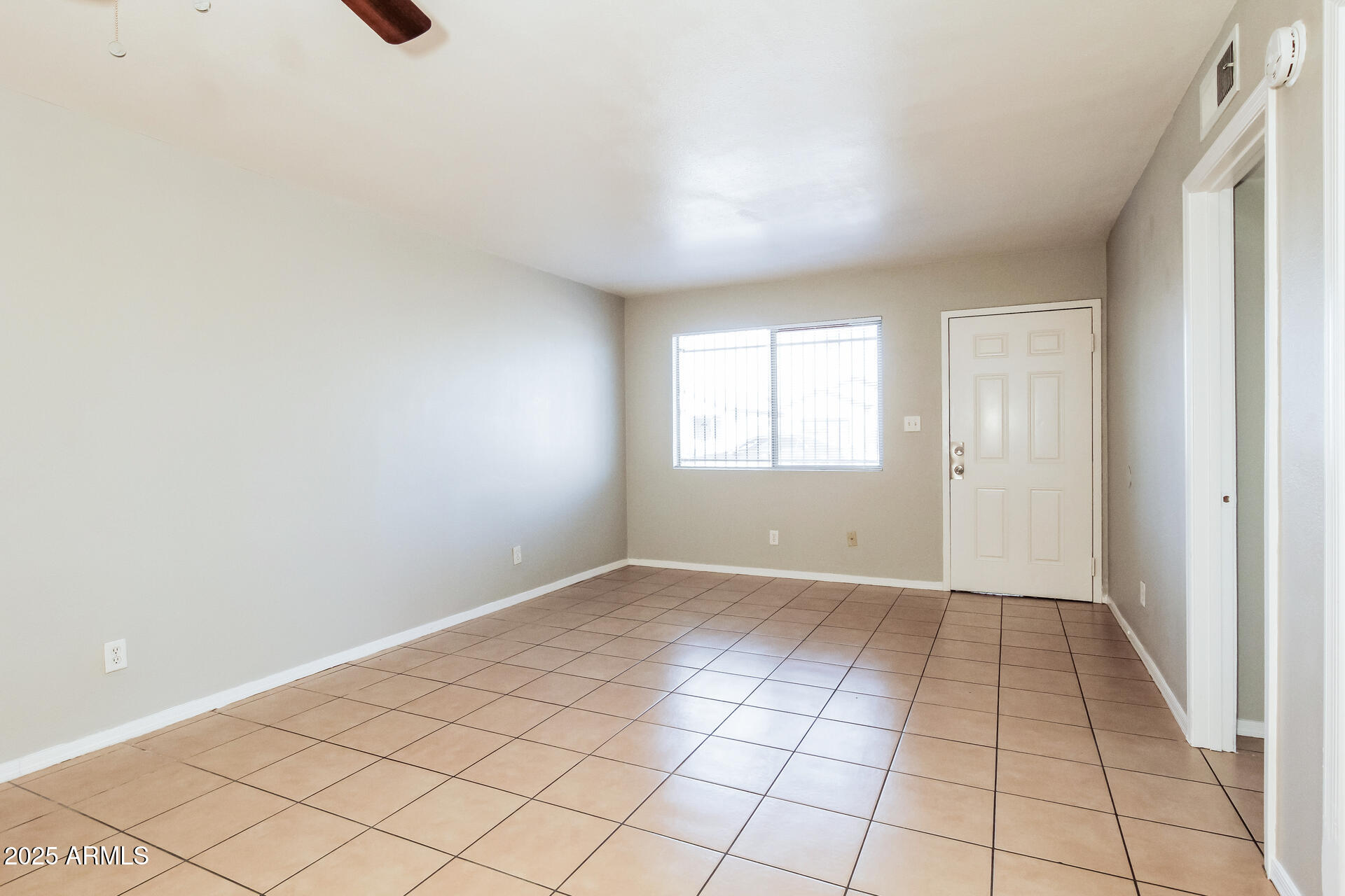 2747 East Chipman Road, Unit 1 Phoenix, AZ 85040 - Photo 5 of 16 6-photo-Living-Room-f26d383e-de9e-459a-8