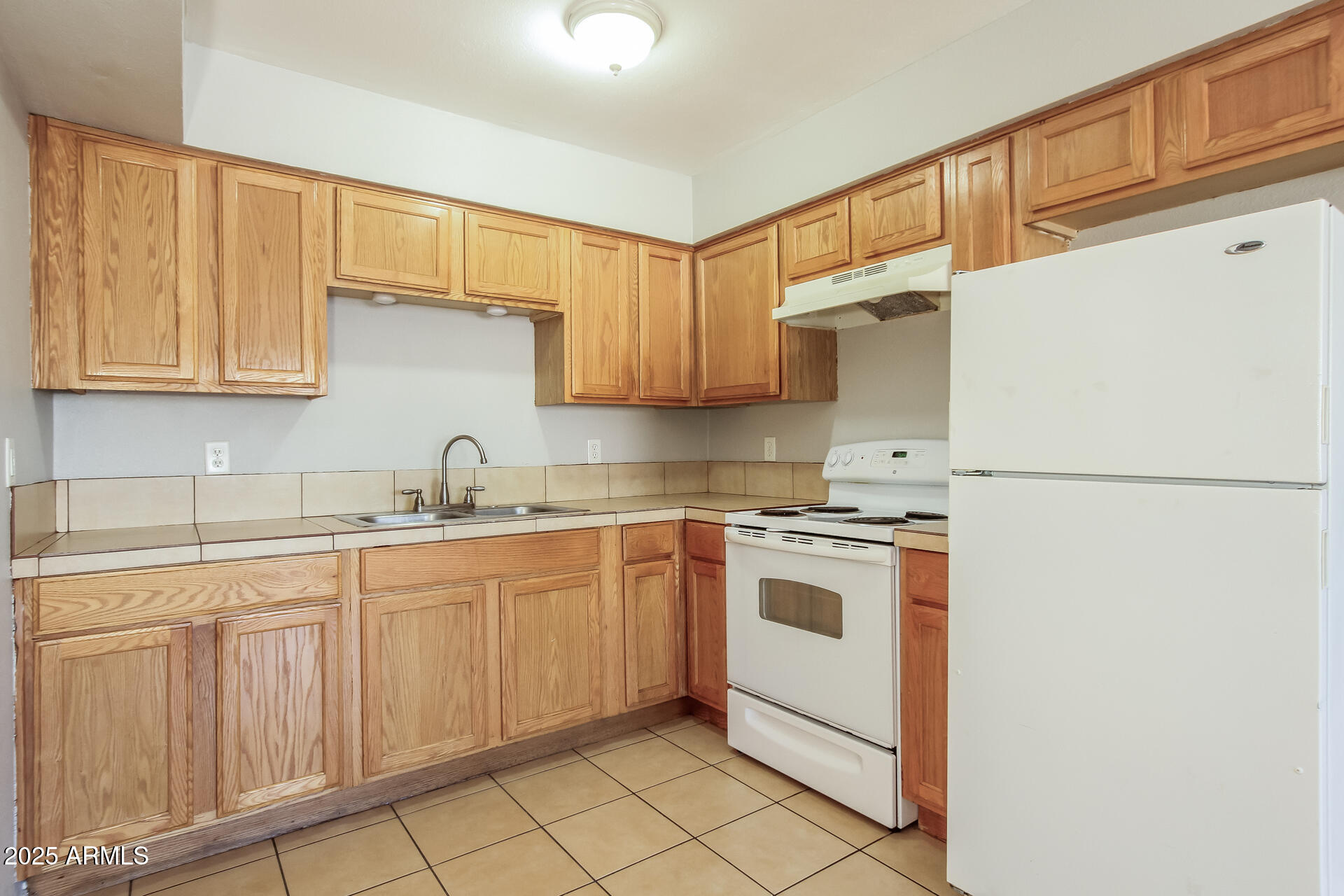 2747 East Chipman Road, Unit 1 Phoenix, AZ 85040 - Photo 6 of 16 7-photo-Kitchen-c79a4a38-e2a6-4ddc-b553-