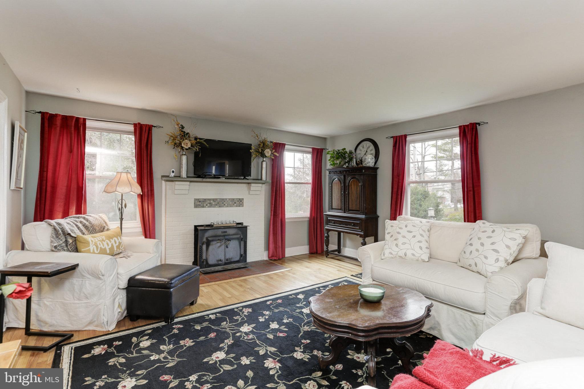 29 New Windsor Road Westminster, MD 21157 - Photo 3 of 20 Bright, spacious Living Room w/ hardwood floors