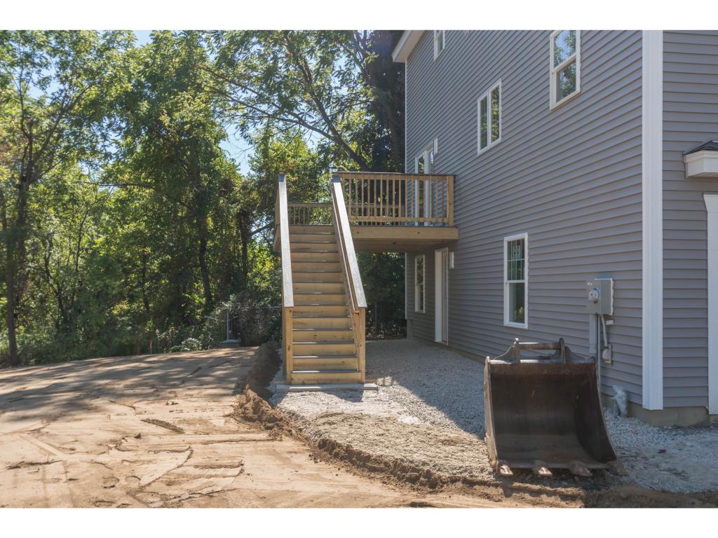 224 Mammoth Road Manchester, NH 03103 - Photo 16 of 18