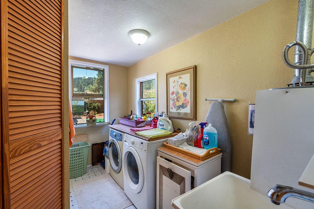 305 Columbus Street Rio Dell, CA 95562 - Photo 7 of 13