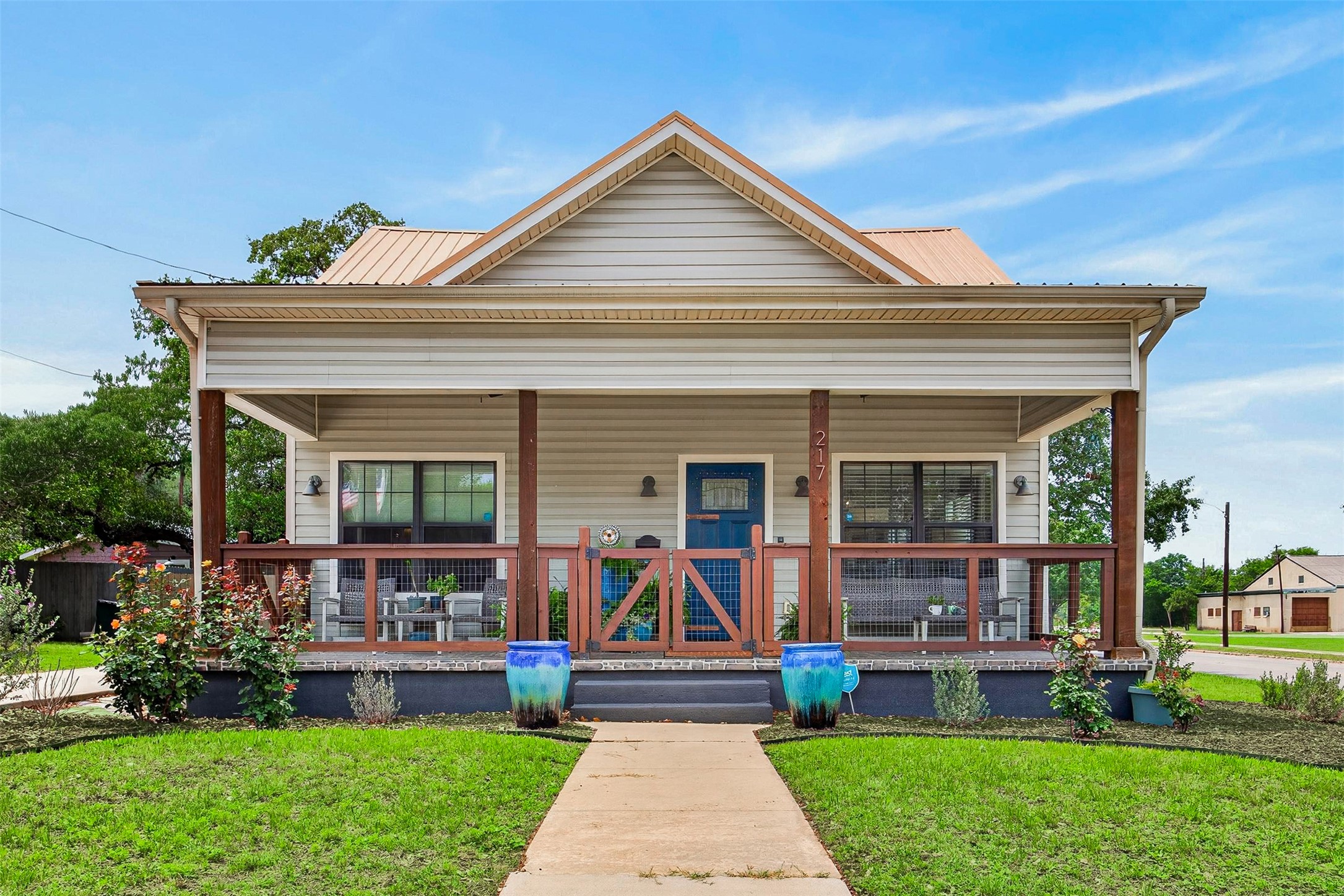 217 Walnut Avenue Luling, TX 78648 - Photo 2 of 38 a front view of a house with garden