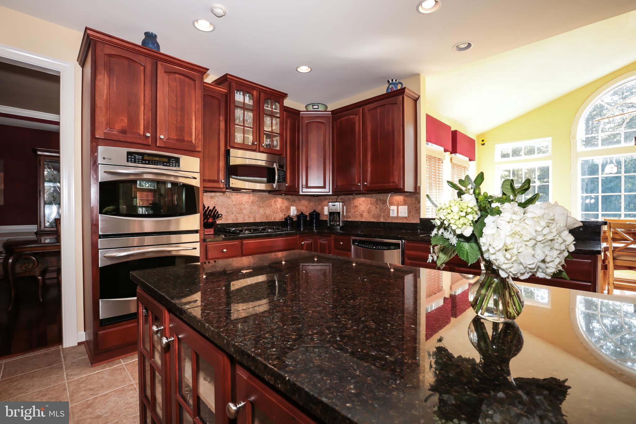 4557 Spring Run Road Warrenton, VA 20187 - Photo 10 of 68 Cherry Cabinets with Under Cabinet Lighting