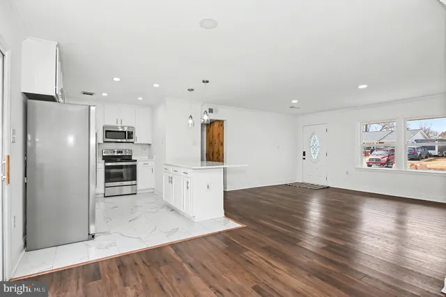 $3,250 | 312 East Gordon Street, Sterling, VA 20164