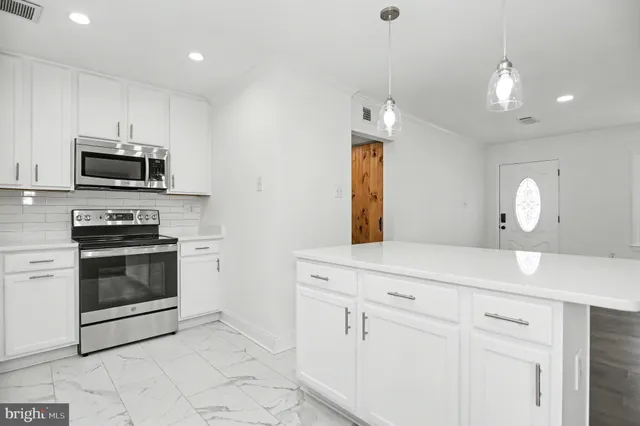 $3,250 | 312 East Gordon Street, Sterling, VA 20164