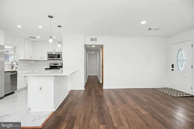 $3,250 | 312 East Gordon Street, Sterling, VA 20164