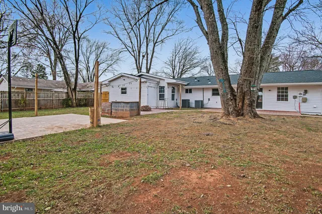 $3,250 | 312 East Gordon Street, Sterling, VA 20164