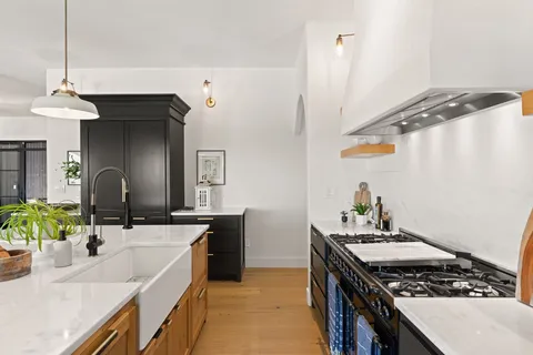 $1,275,000 | 401 Rogart Drive, Spicewood, TX 78669