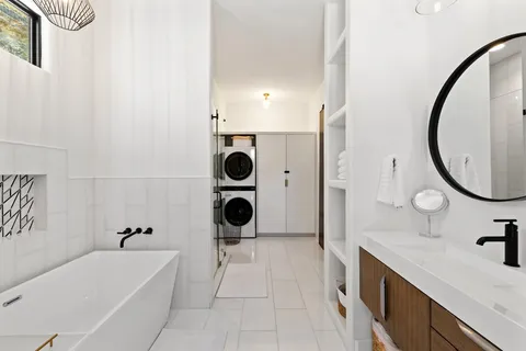 $1,275,000 | 401 Rogart Drive, Spicewood, TX 78669