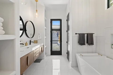 $1,275,000 | 401 Rogart Drive, Spicewood, TX 78669