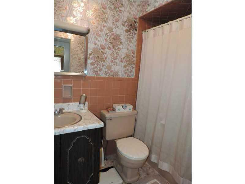 925 Hober Avenue McKees Rocks, PA 15136 - Photo 10 of 23 Full Bath. First Floor Full Bath