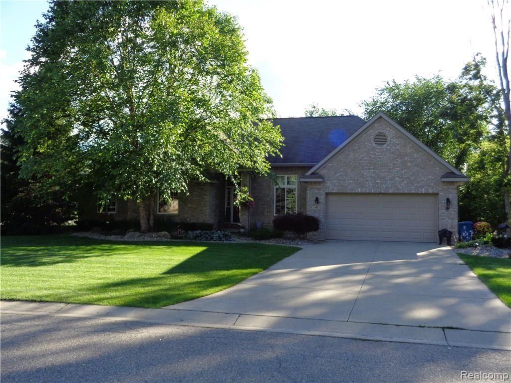 4304 Springwood Fenton, MI 48430 - Photo 2 of 33