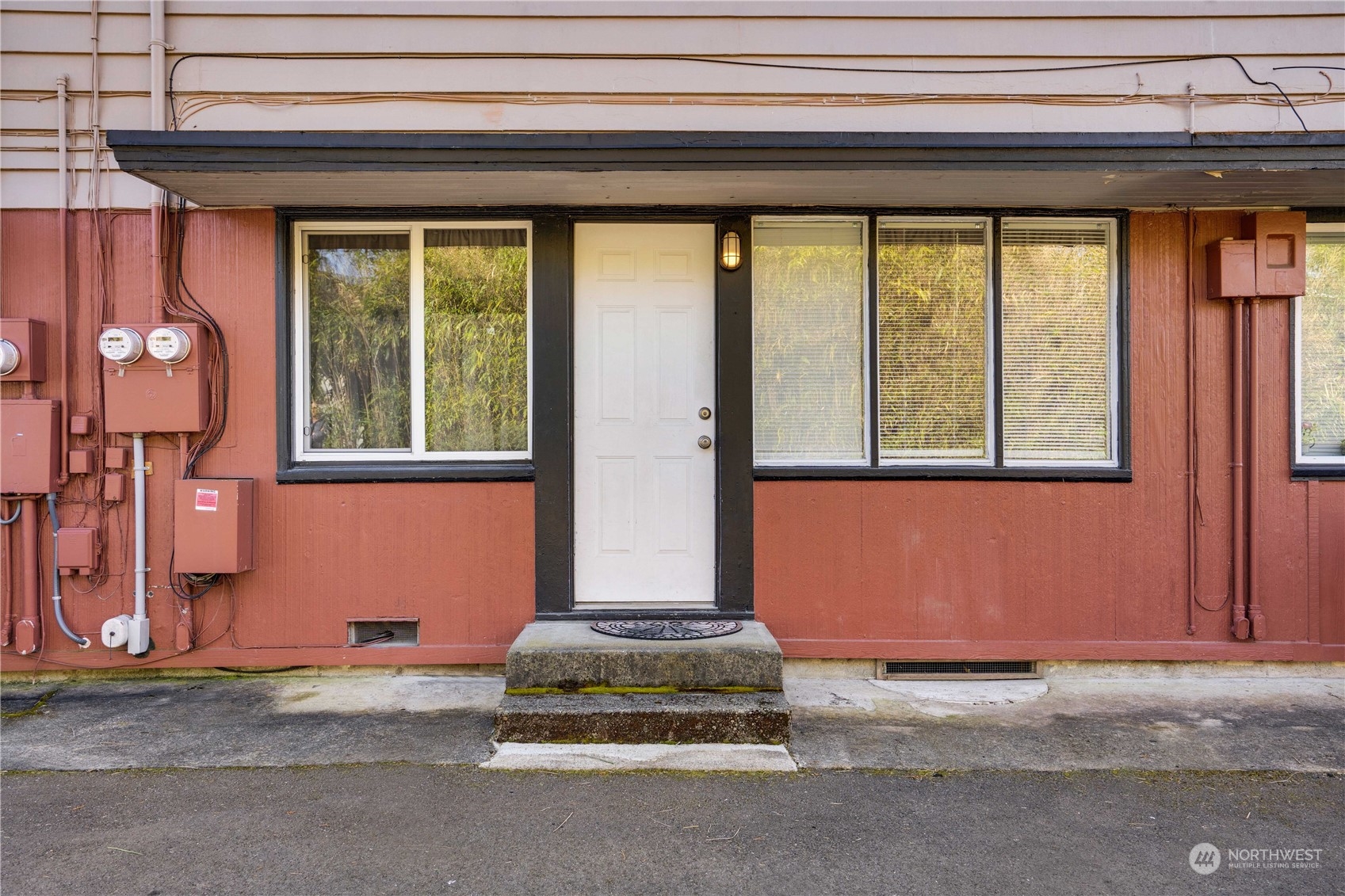 1146 Magnuson Way Bremerton, WA 98310 - Photo 3 of 31 Gallery Image 3