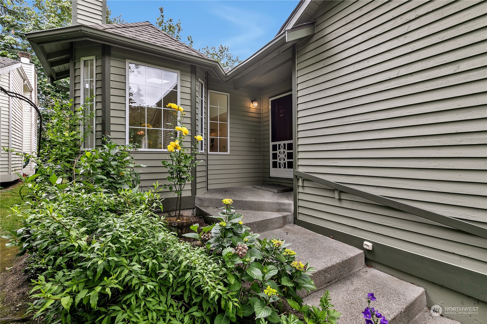 2052 Southeast 8th Place Renton, WA 98057 - Photo 3 of 33