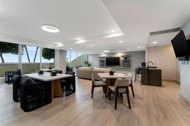 $6,495,000 | 5025 Collins Avenue, Unit PH1, Miami Beach, FL 33140