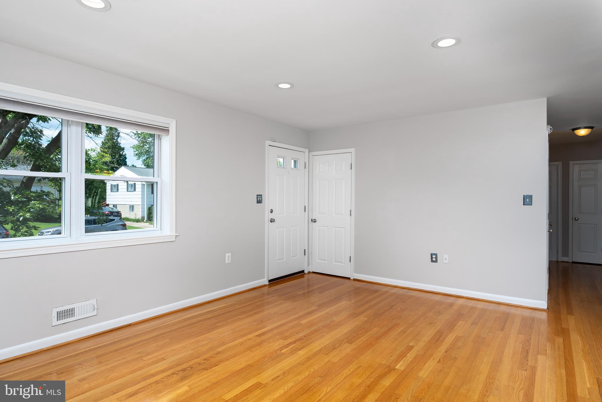 1202 Canberwell Road Baltimore, MD 21228 - Photo 5 of 43 Living Room