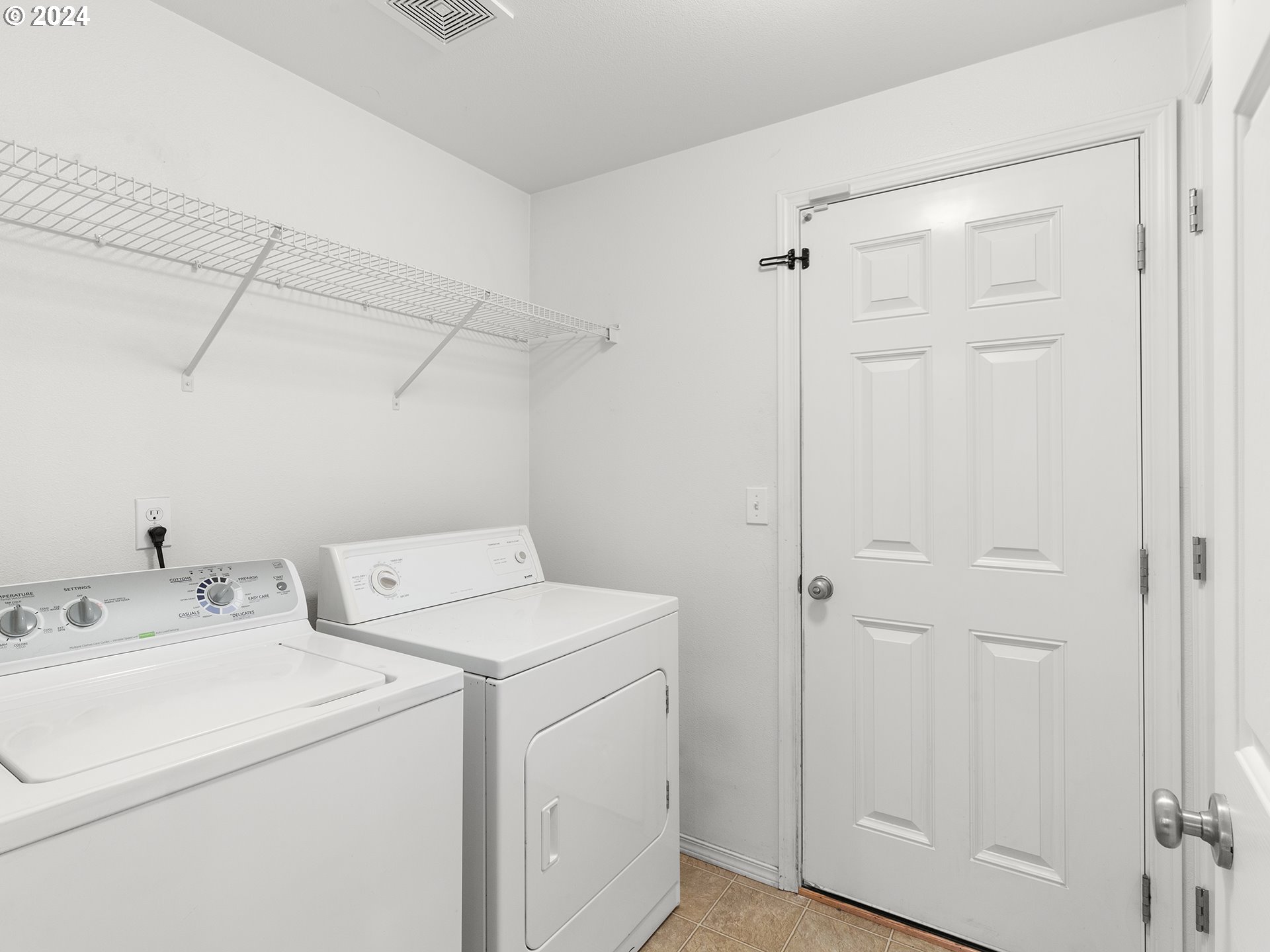 2931 South Cedar Ridge Drive Ridgefield, WA 98642 - Photo 12 of 22 a utility room with dryer and washer
