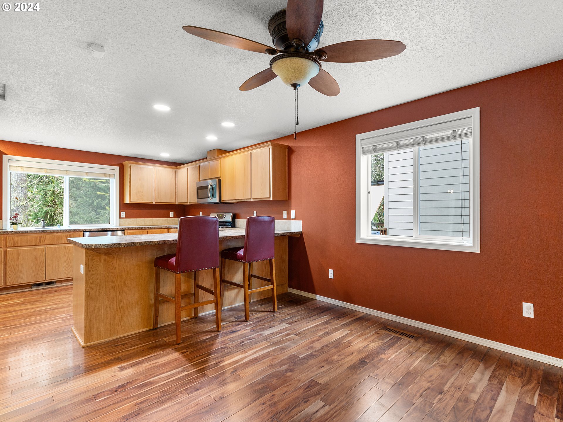 2931 South Cedar Ridge Drive Ridgefield, WA 98642 - Photo 6 of 22 a view of a livingroom with furniture window and wooden floor