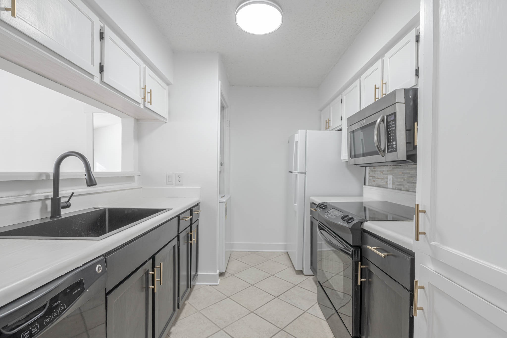 2277 South Kirkwood Road, Unit 4/808 Houston, TX 77077 - Photo 3 of 23 a kitchen with stainless steel appliances granite countertop a sink and a stove