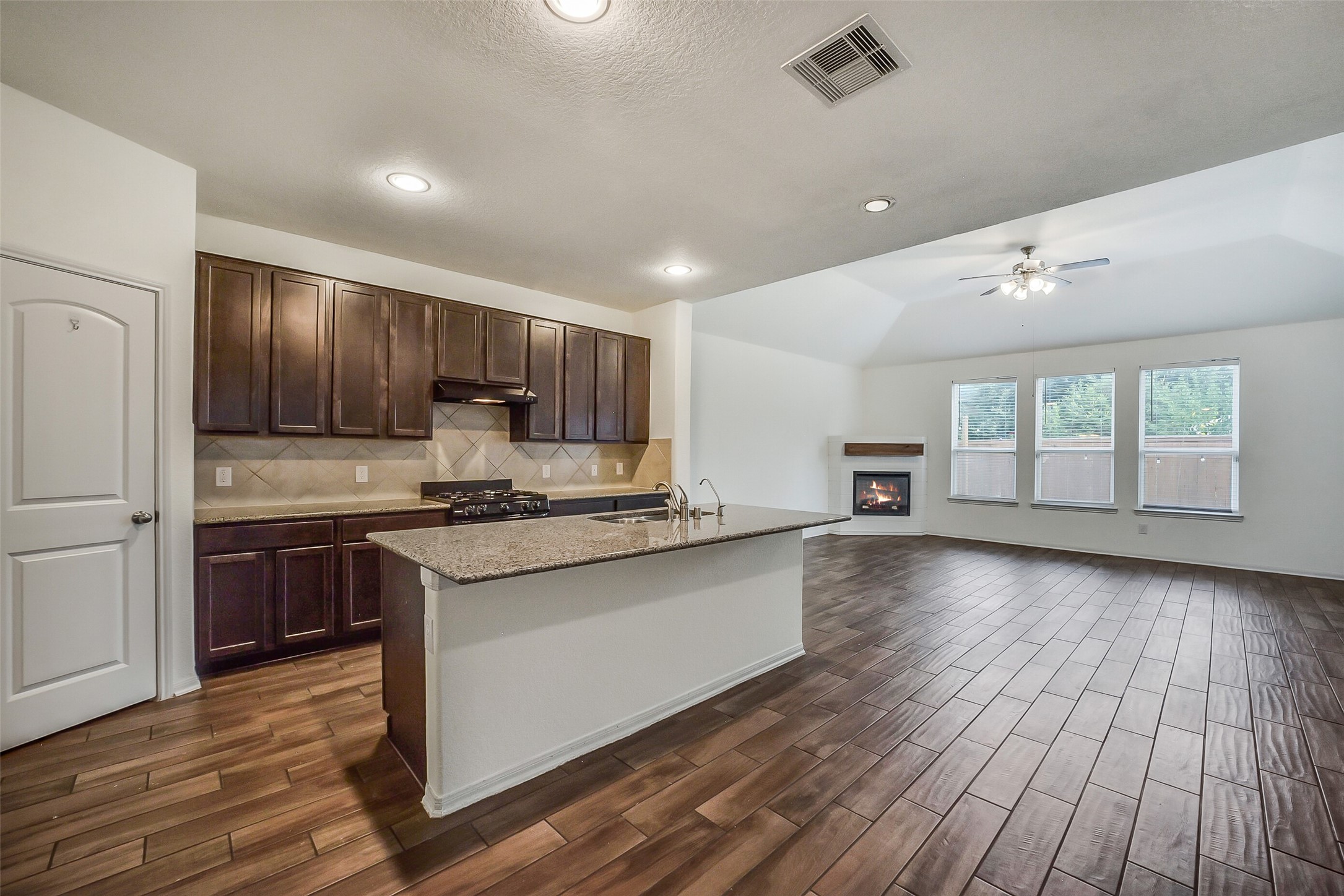 903 Willowick Road Houston, TX 77090 - Photo 9 of 34 Gallery Image 9