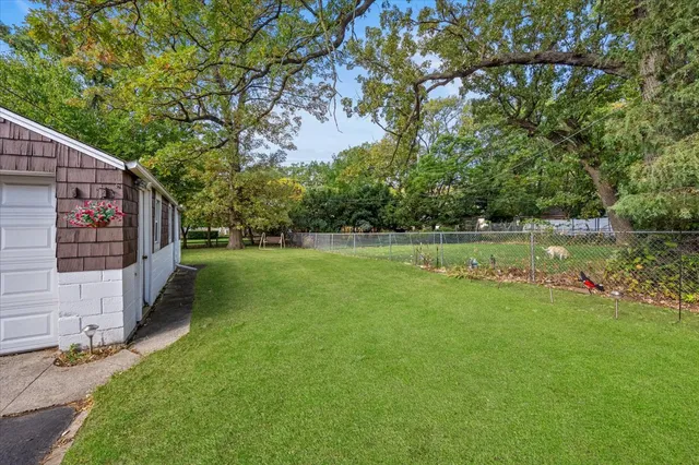 a view of a back yard